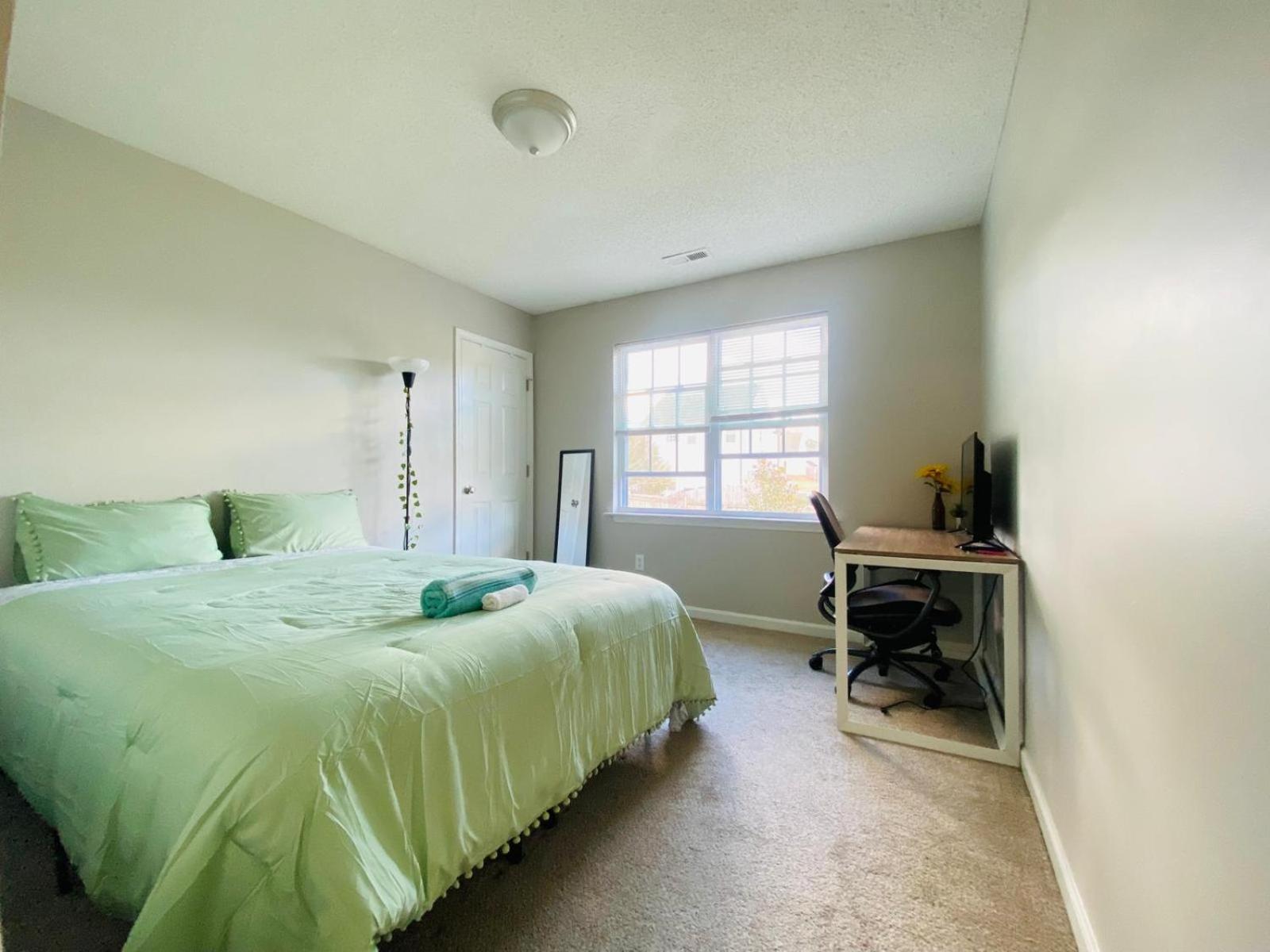 Spacious Room With Shared Bathroom Raleigh Exterior foto